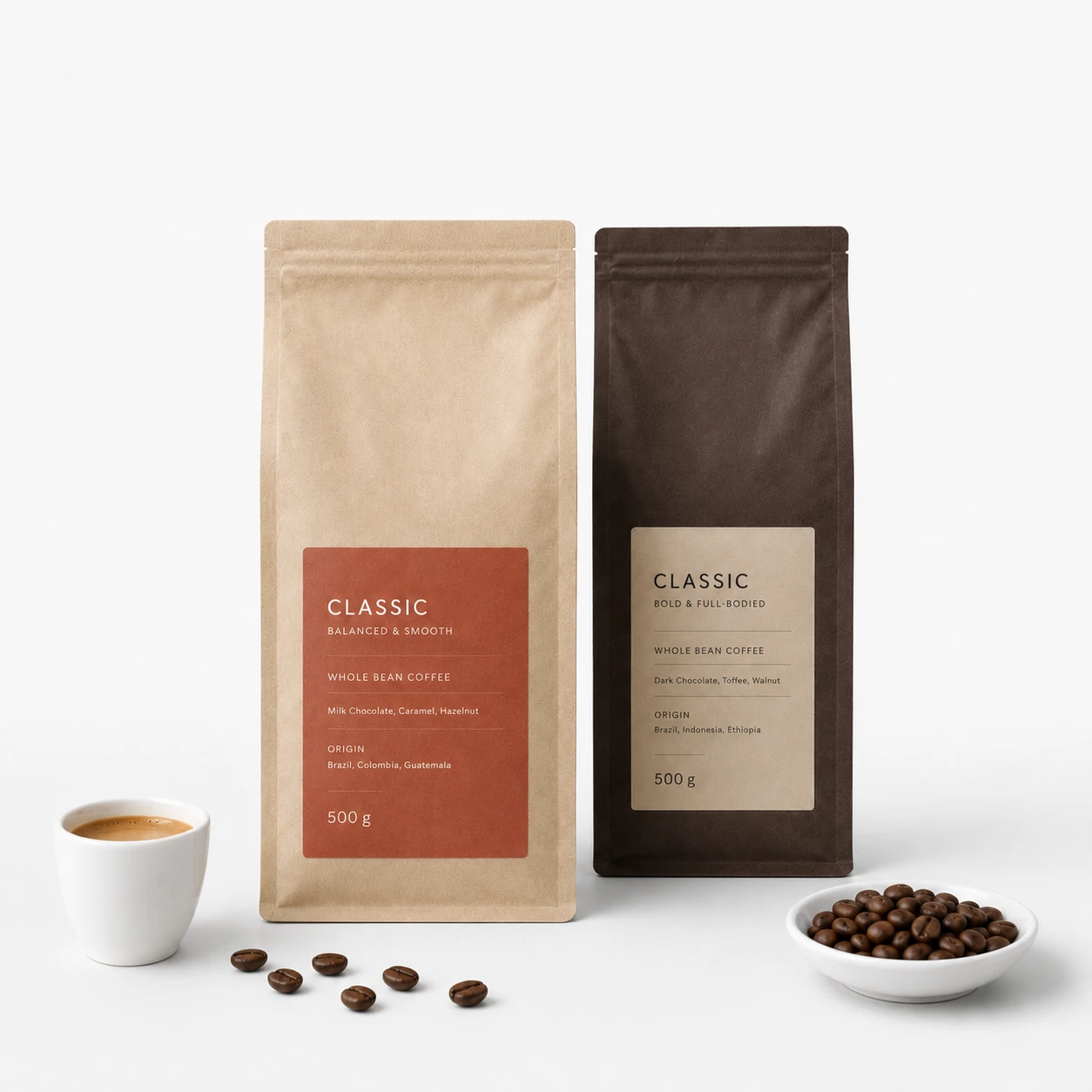 Zwei Beutel Barista-Kaffeebohnen mit einer Tasse Kaffee auf hellem Hintergrund
